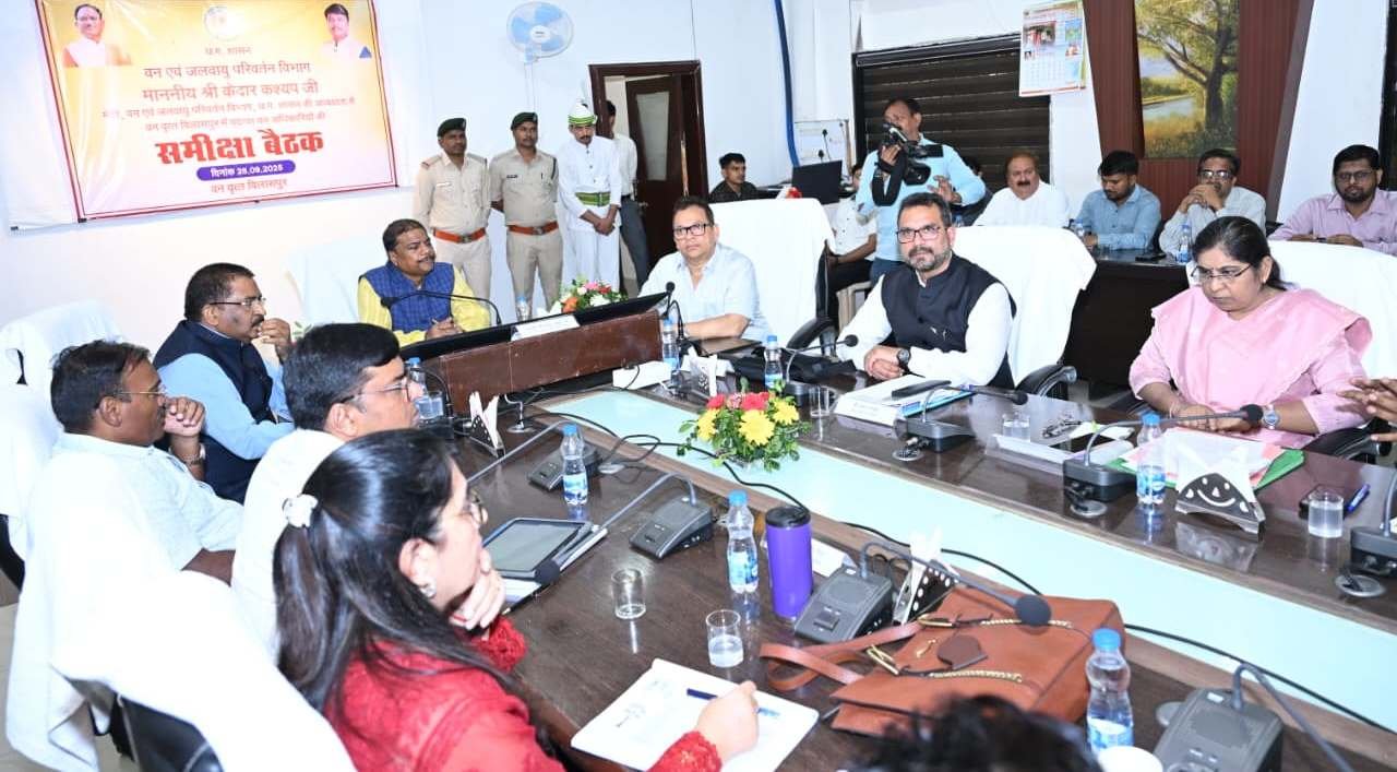 वन मंत्री केदार कश्यप ने की वन विभाग के काम-काज की समीक्षा