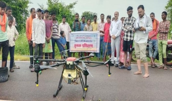धान की फसल में ड्रोन तकनीक का सफल प्रदर्शन, किसानों को मिली आधुनिक खेती की जानकारी
