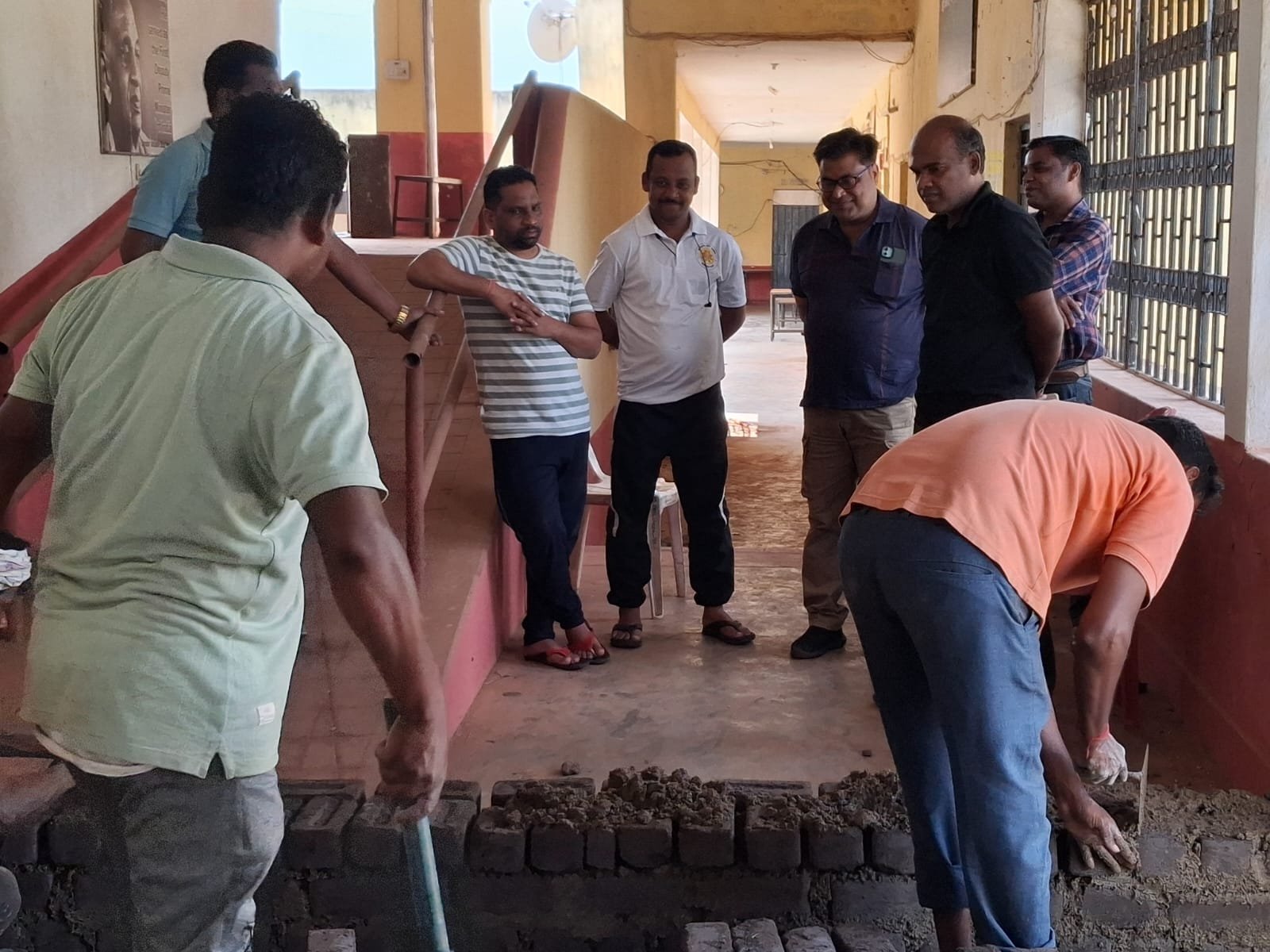 आदर्श उच्चतर माध्यमिक विद्यालय जशपुर के ईव्हीएम स्ट्रॉंग रूम का दीवाल बनाकर किया गया विभाजन