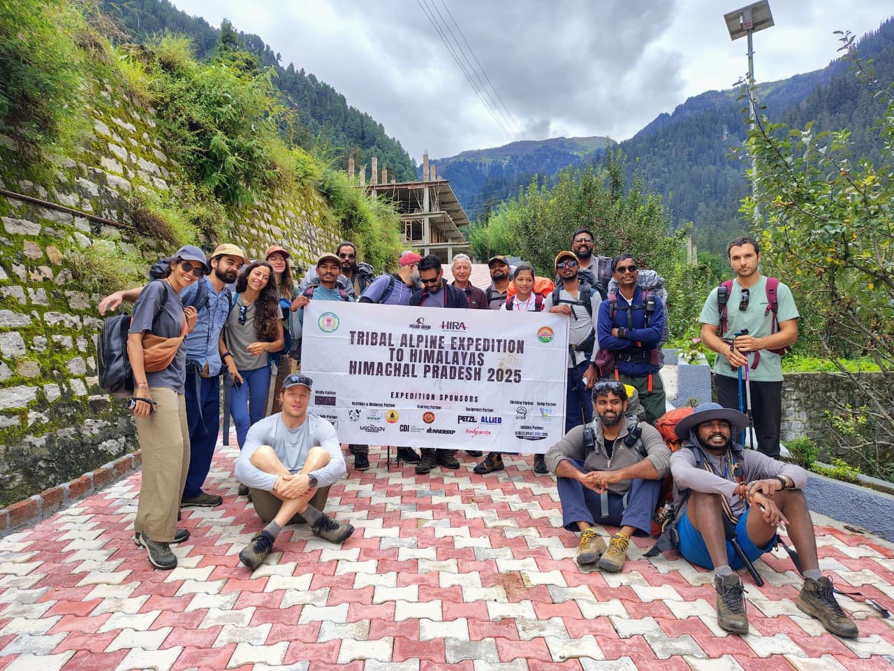 हिमालय की ओर रवाना हुई जशपुर की जनजातीय पर्वतारोहण टीम, मुख्यमंत्री के विज़न का हिस्सा बना ऐतिहासिक अभियान