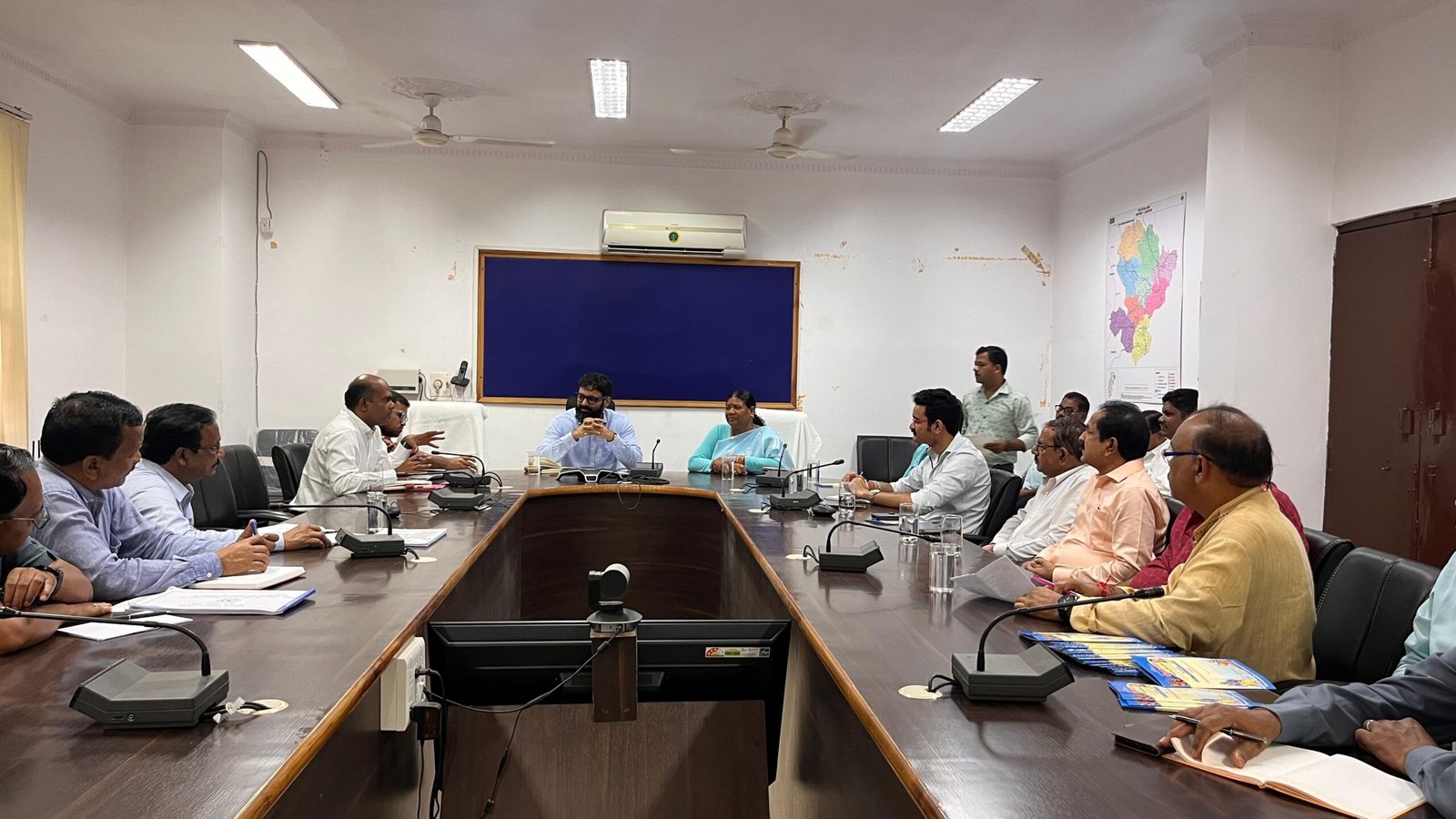 विधायक रायमुनि भगत,कलेक्टर व्यास एवं वरिष्ठ पुलिस अधीक्षक शशि मोहन सिंह की उपस्थिति में नवरात्रि एवं दशहरा पर्व की तैयारी को लेकर दशहरा उत्सव समिति की बैठक आयोजित की गई।