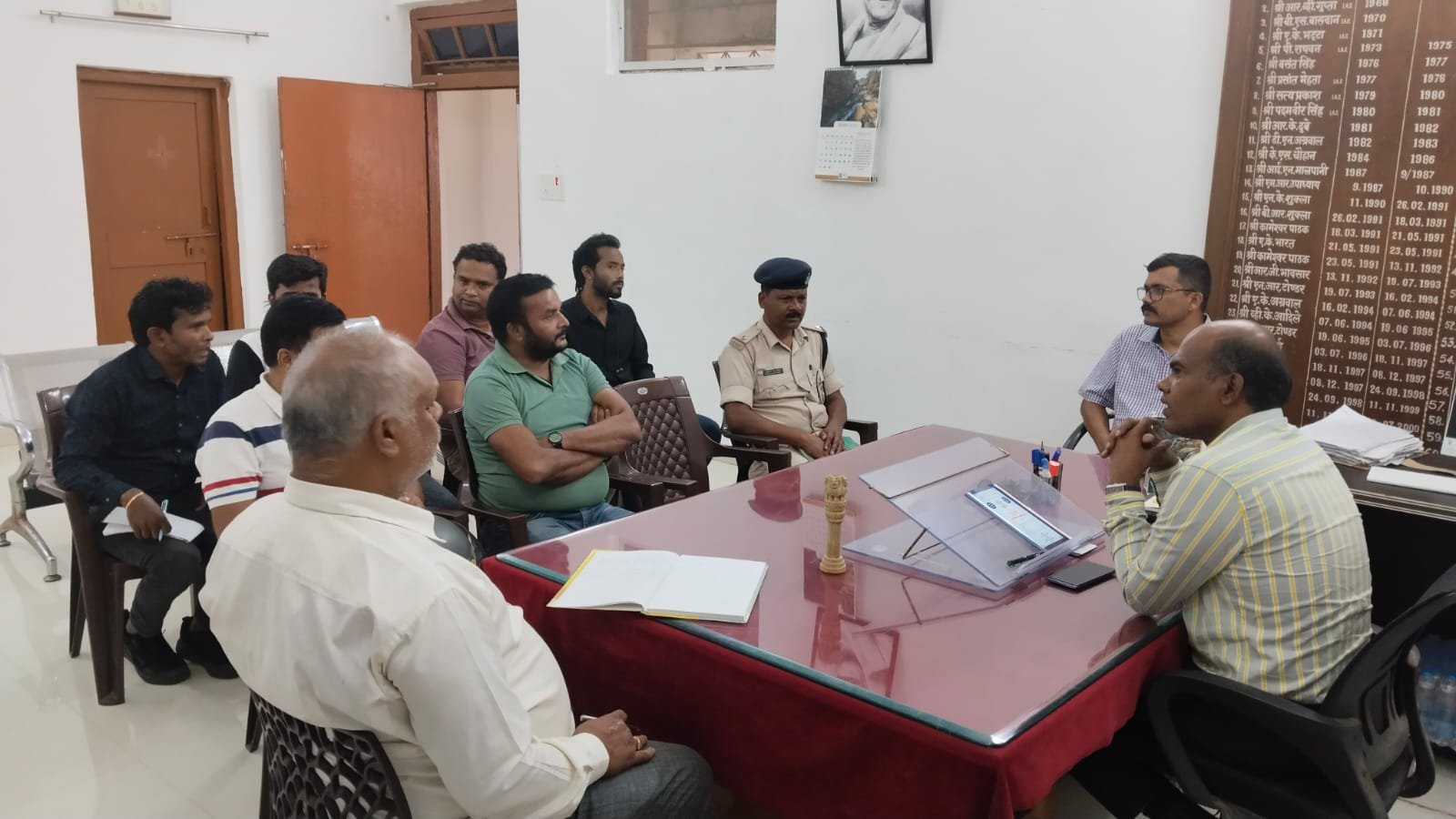 बिना लाइसेंस एवं हेलमेट ना करें वाहनों का विक्रय- एसडीएम हेलमेट एवं सीट बेल्ट लगाने हेतु ग्राहकों को करें प्रोत्साहित- एसडीएम