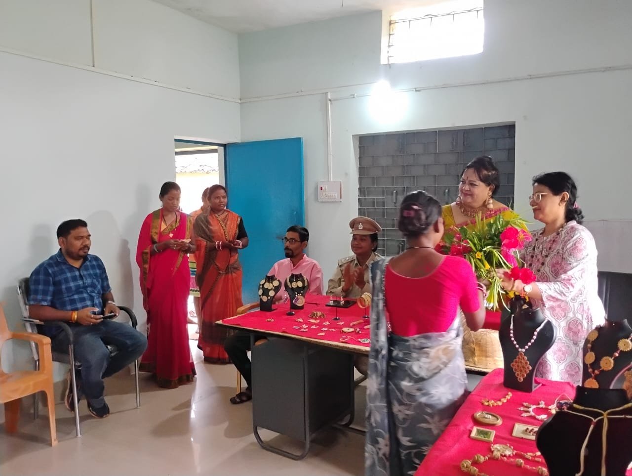 स्थानीय रूप से उपलब्ध बांस और सवई घांस से बनेंगे आकर्षक उत्पाद