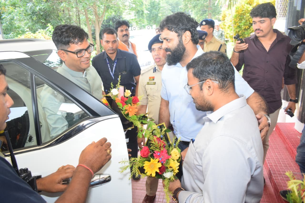 जिले के प्रभारी मंत्री ओ.पी. चौधरी के जशपुर आगमन पर जनप्रतिनिधियों और अधिकारियों ने किया आत्मीय स्वागत