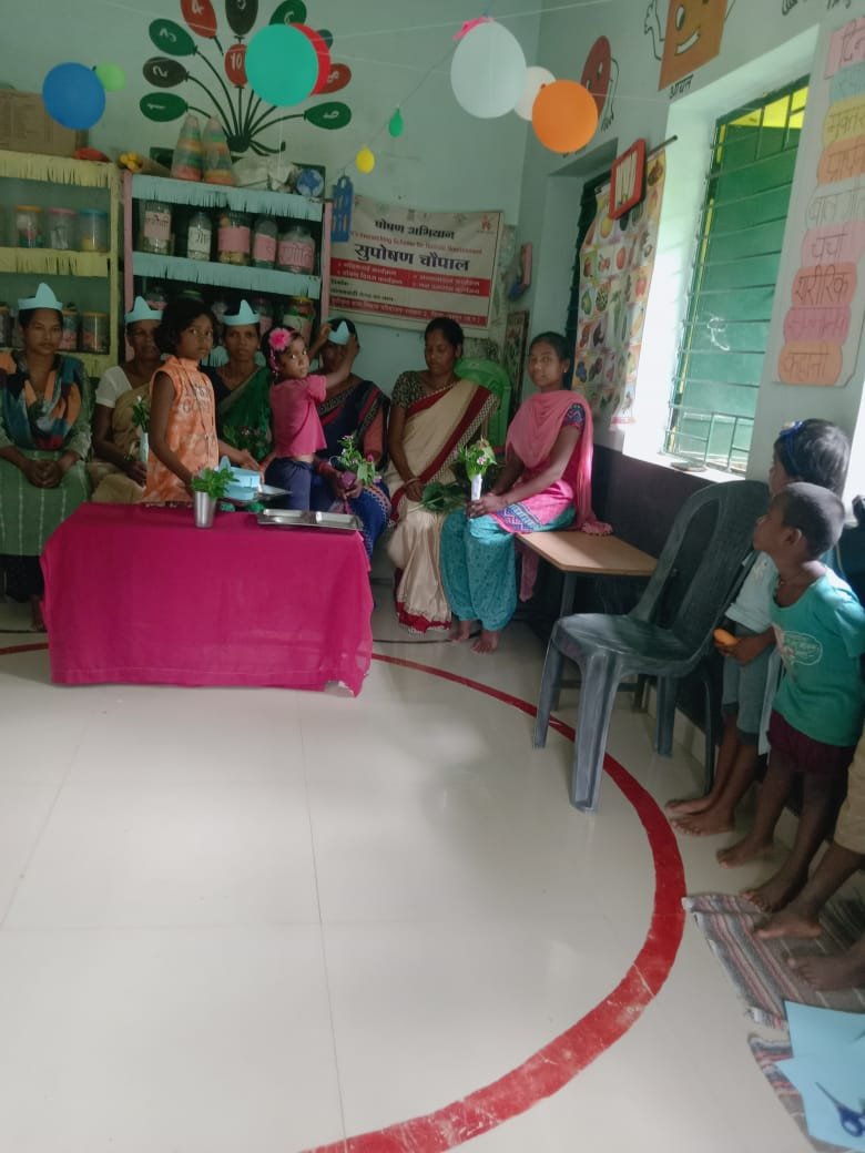 आंगनबाड़ी केंद्र गिरजाटोली में शिक्षक दिवस पर आंगनबाड़ी कार्यकर्ता का हुआ सम्मान