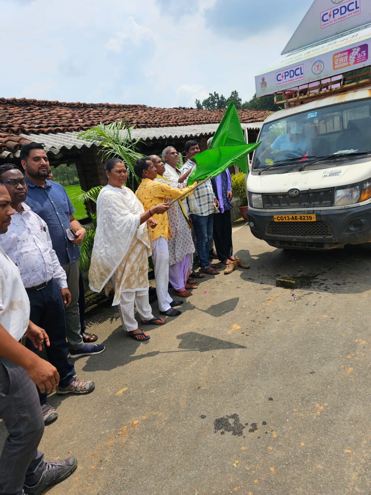 विधायक गोमती साय ने सूर्य घर मुफ्त बिजली योजना के प्रचार-प्रसार रथ को हरी झण्डी दिखाकर किया रवाना