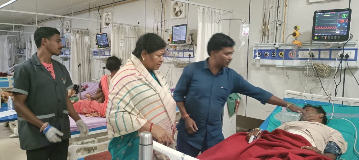 गणेश विसर्जन के दौरान ग्राम जूरूडांड में हुए दुखद सड़क हादसे में अर्धरात्रि में घायलों से मिलने पहुंचे विधायक, कलेक्टर और पुलिस अधीक्षक