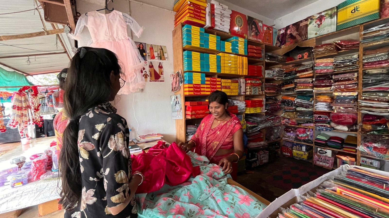 रितु रजक कपड़े का व्यवसाय अपनाकर बनी आत्मनिर्भर