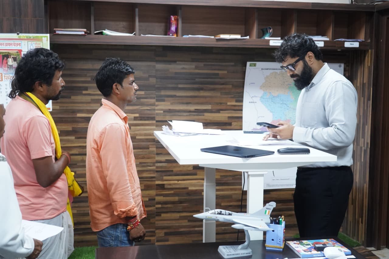 कलेक्टर ने जनदर्शन में सुनी आम लोगों की समस्याएं आवेदनों के समयबद्ध निराकरण को लेकर अधिकारियों को दिए निर्देश