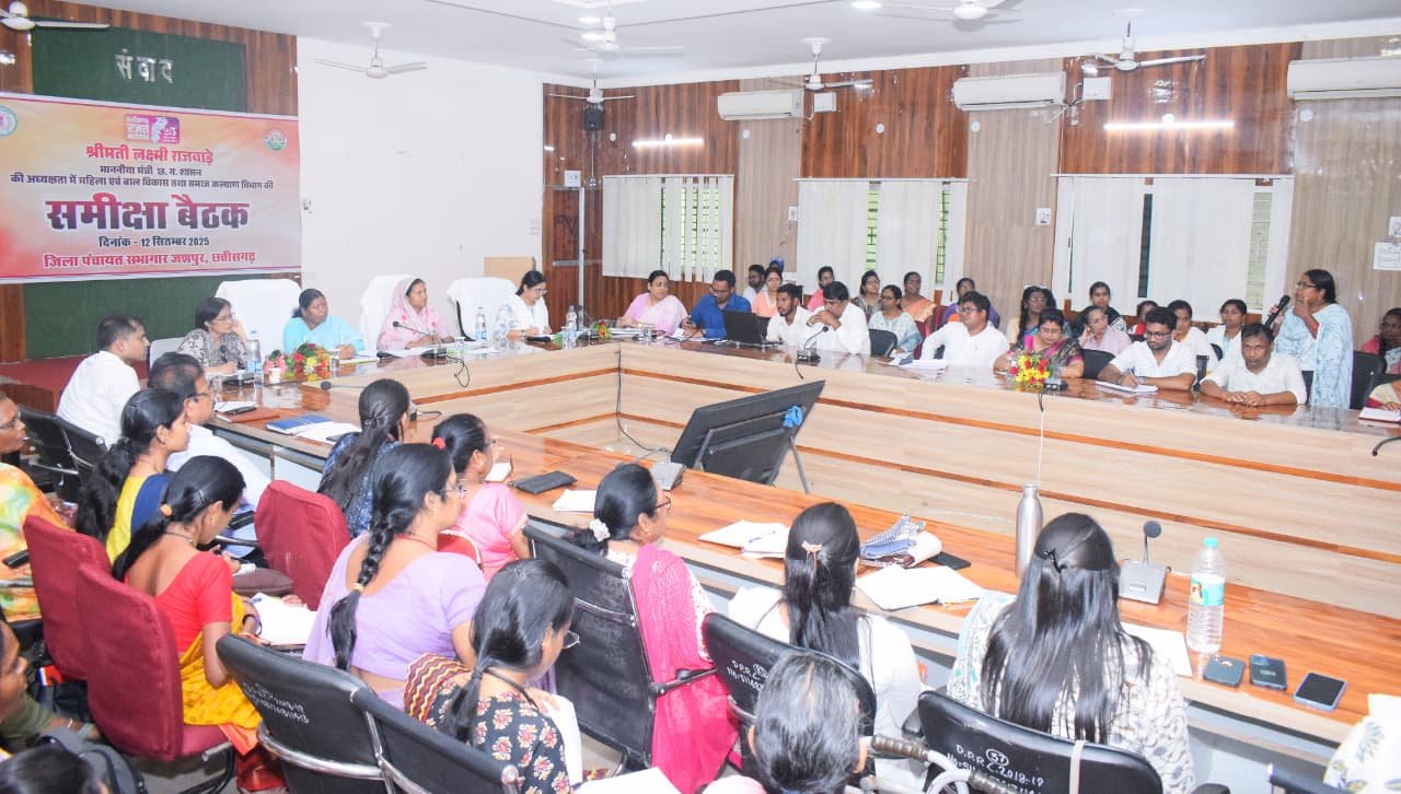 महिला एवं बाल विकास मंत्री लक्ष्मी राजवाड़े की अध्यक्षता में महिला एवं बाल विकास विभाग और समाज कल्याण विभाग हुई समीक्षा बैठक