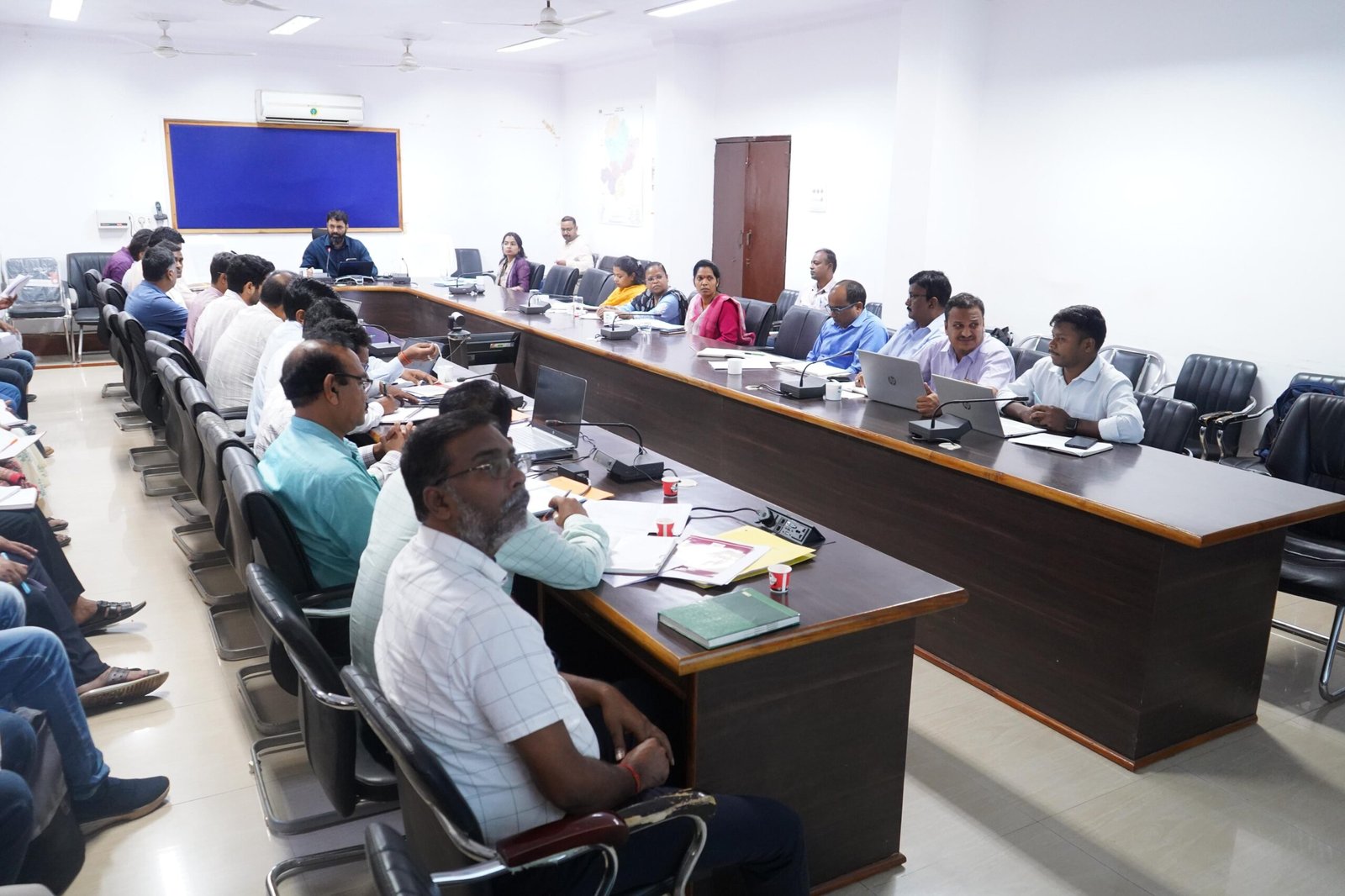 कलेक्टर रोहित व्यास ने राजस्व विभाग की ली समीक्षा बैठक राजस्व प्रकरणों का शत-प्रतिशत निराकरण समय सीमा में सुनिश्चित करने के दिए निर्देश