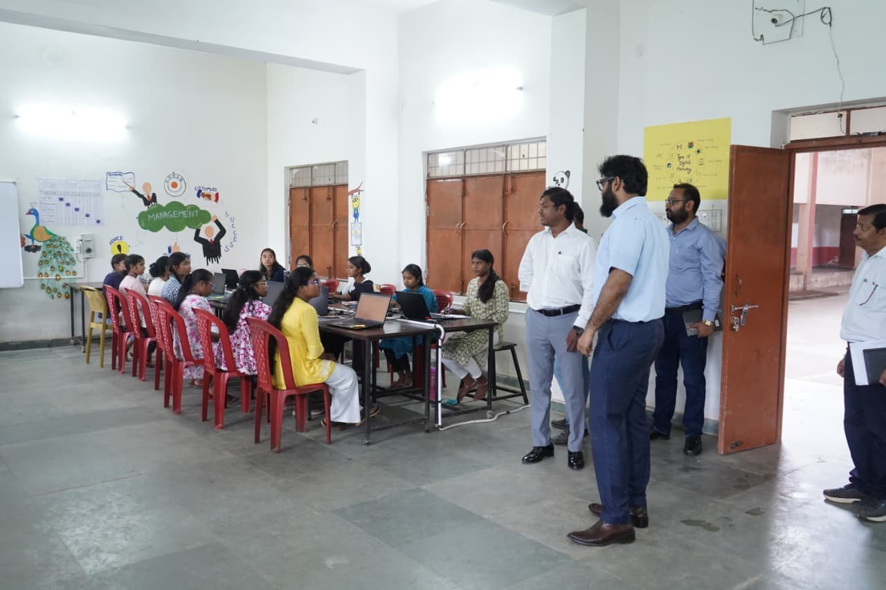 कलेक्टर रोहित व्यास ने नवगुरुकुल प्रशिक्षण संस्थान का किया निरीक्षण, छात्राओं को दी प्रेरणा