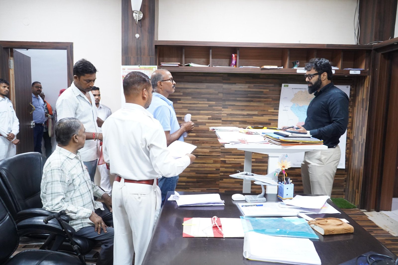 कलेक्टर रोहित व्यास ने जनदर्शन में जानी लोगों की समस्याएं आवेदनों के समयबद्ध निराकरण को लेकर अधिकारियों को दिए निर्देश