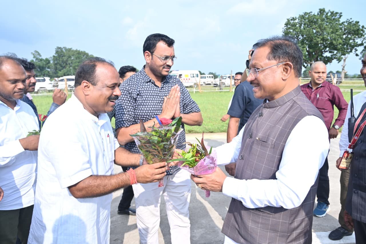 मुख्यमंत्री का बगिया हैलिपैड में आत्मीय स्वागत किया गया