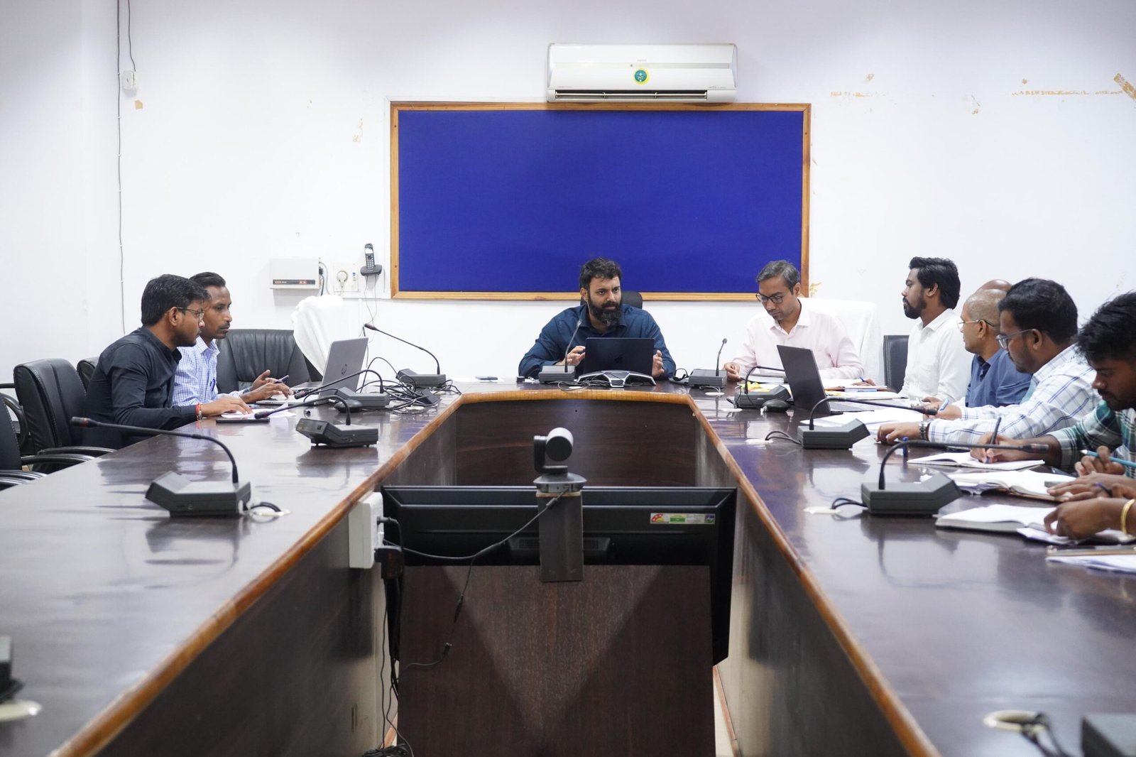 कलेक्टर रोहित व्यास ने राजस्व विभाग की ली समीक्षा बैठक राजस्व प्रकरणों का शत-प्रतिशत निराकरण समय सीमा में सुनिश्चित करने के दिए निर्देश