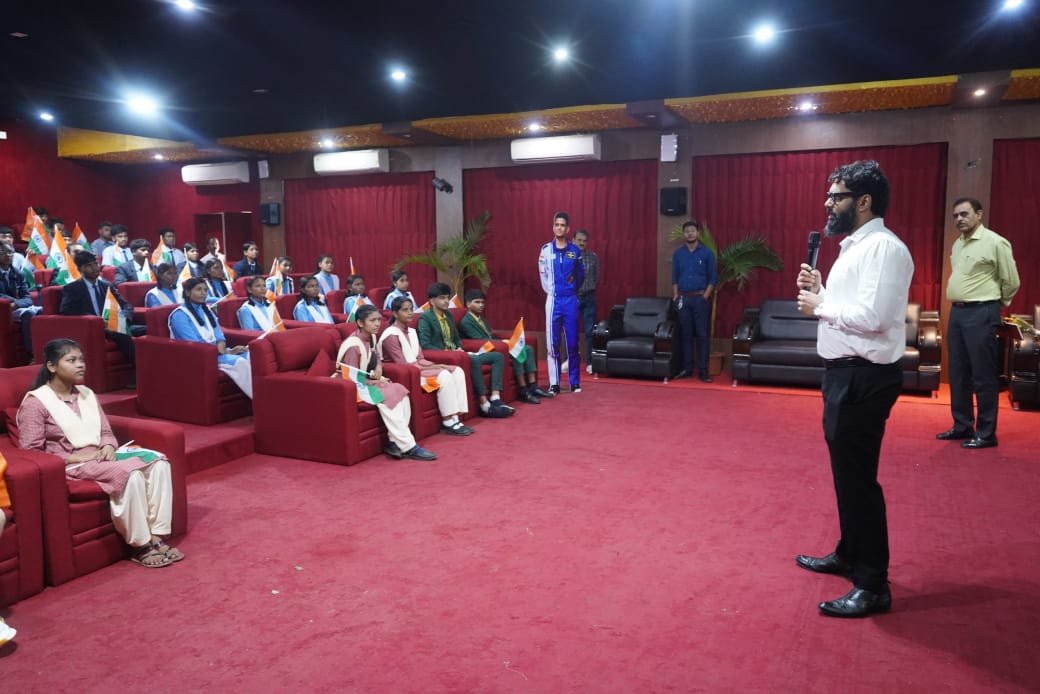 गगनयात्री शुभांशु शुक्ला के साथ जशपुर के बच्चे हुए रूबरू शुभांशु शुक्ला से प्रेरणा लेकर बच्चे अपनी रुचि के क्षेत्र में बढ़ें आगे और देश का नाम करें रौशन- मुख्यमंत्री साय