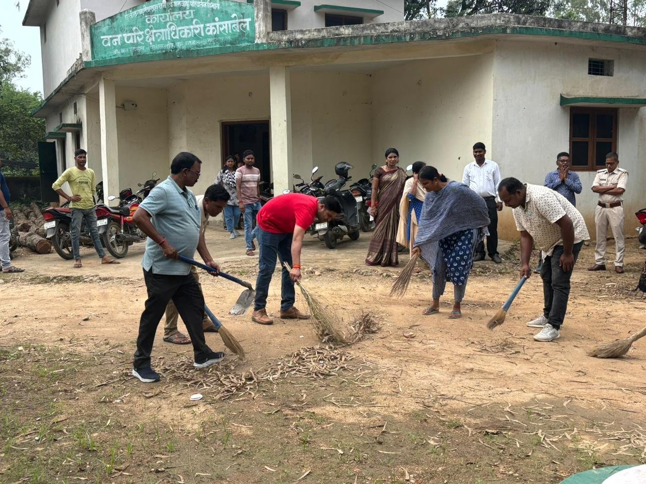 वन विभाग में मनाया गया स्वच्छता ही सेवा पखवाड़ा वनमंडल अंतर्गत 34,000 पौधों का किया गया रोपण
