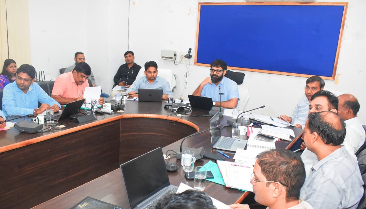 कलेक्टर ने आदि कर्मयोगी अभियान का बेहतर क्रियान्वयन करने के निर्देश