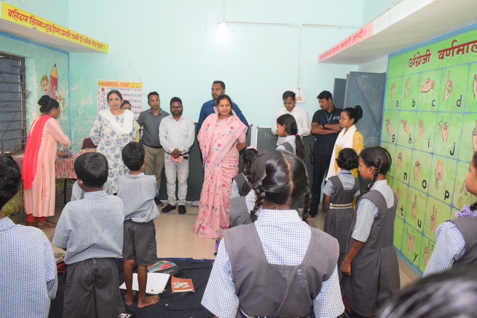 दव्यांग बच्चे की बिगड़ी ड्रेस को मंत्री ने किया सुधारा, बच्चे ने दी प्यारी सी मुस्कान