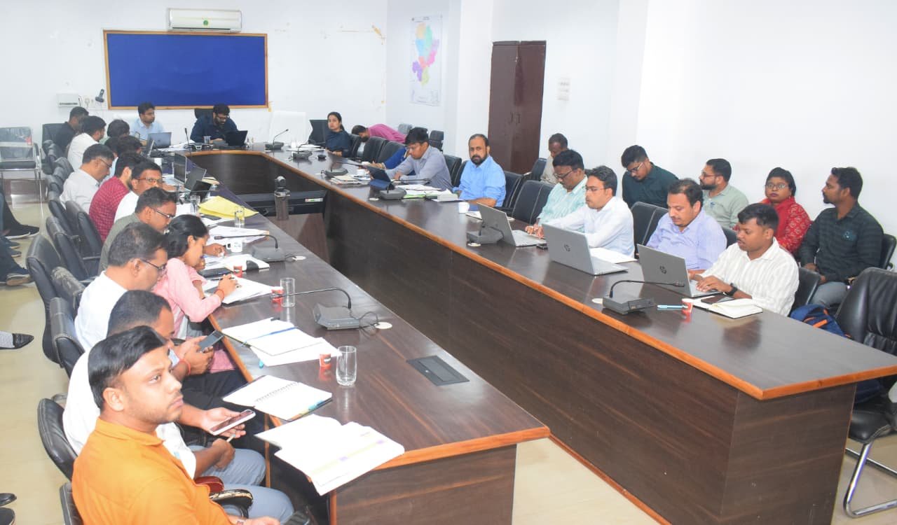 कलेक्टर रोहित व्यास ने जनपद पंचायत, एनआरएलएम और समाज कल्याण विभाग की ली समीक्षा बैठक