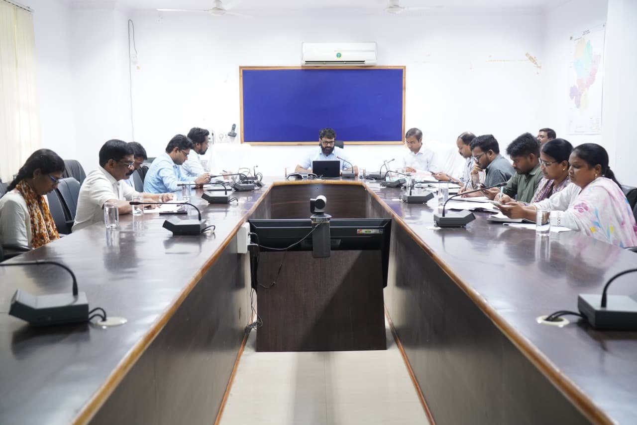 कलेक्टर रोहित व्यास ने राजस्व विभाग की ली समीक्षा बैठक