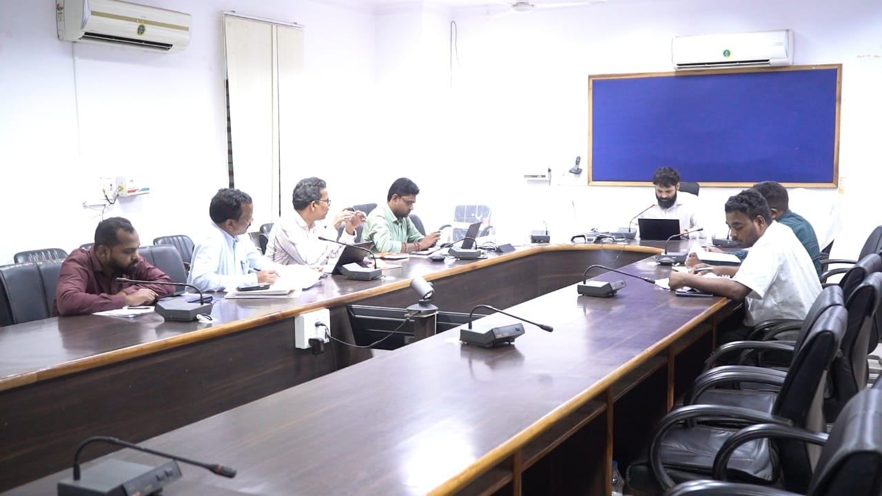 कलेक्टर रोहित व्यास ने लोक निर्माण विभाग और पीएमजीएसवाई की ली समीक्षा बैठक