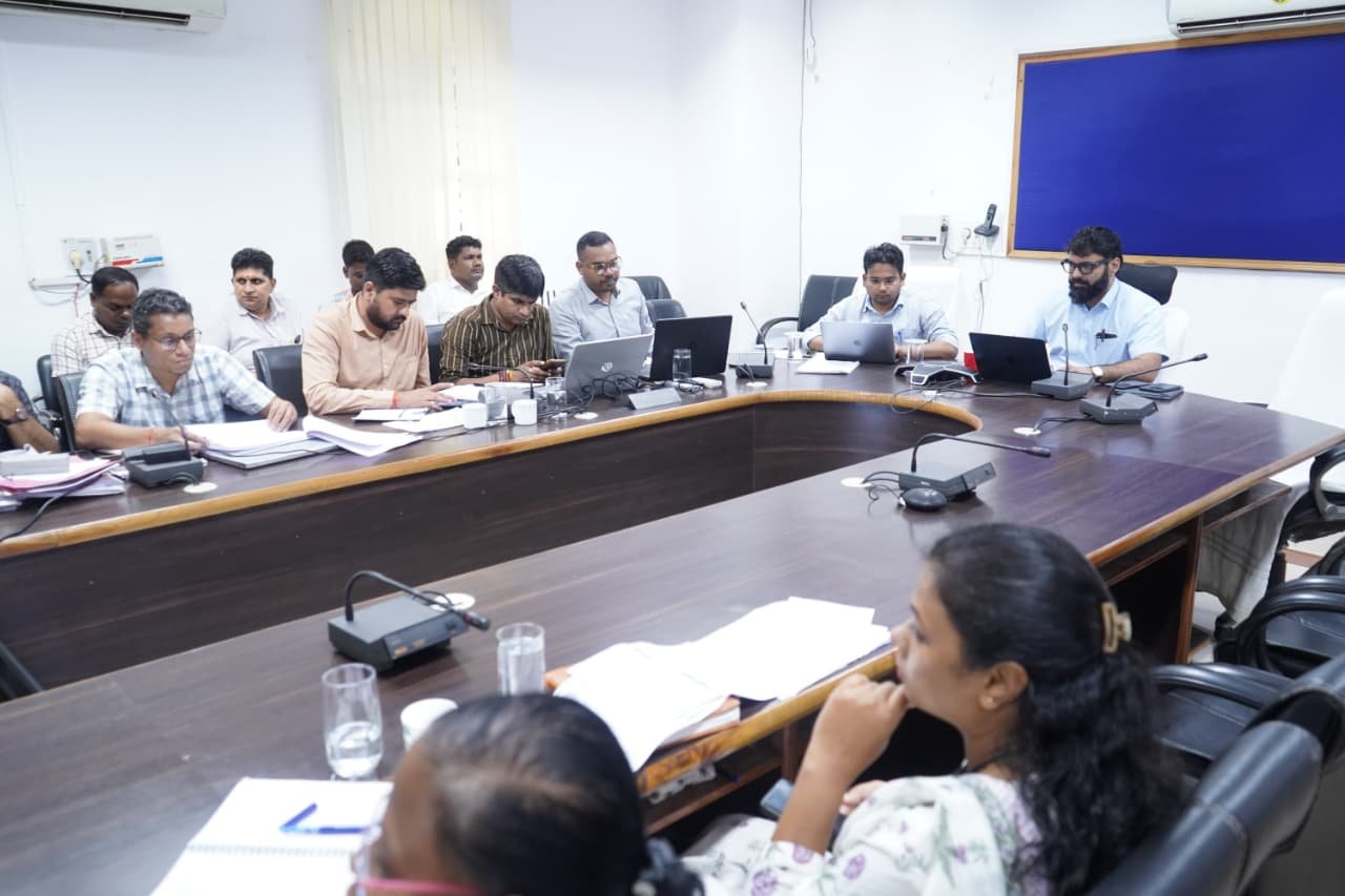 कलेक्टर रोहित व्यास ने जनपद पंचायत,  एनआरएलएम और समाज कल्याण विभाग की ली समीक्षा बैठक