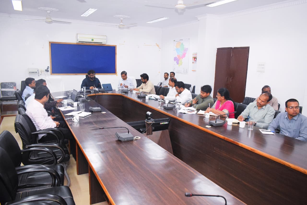 कलेक्टर रोहित व्यास ने राजस्व विभाग की ली समीक्षा बैठक