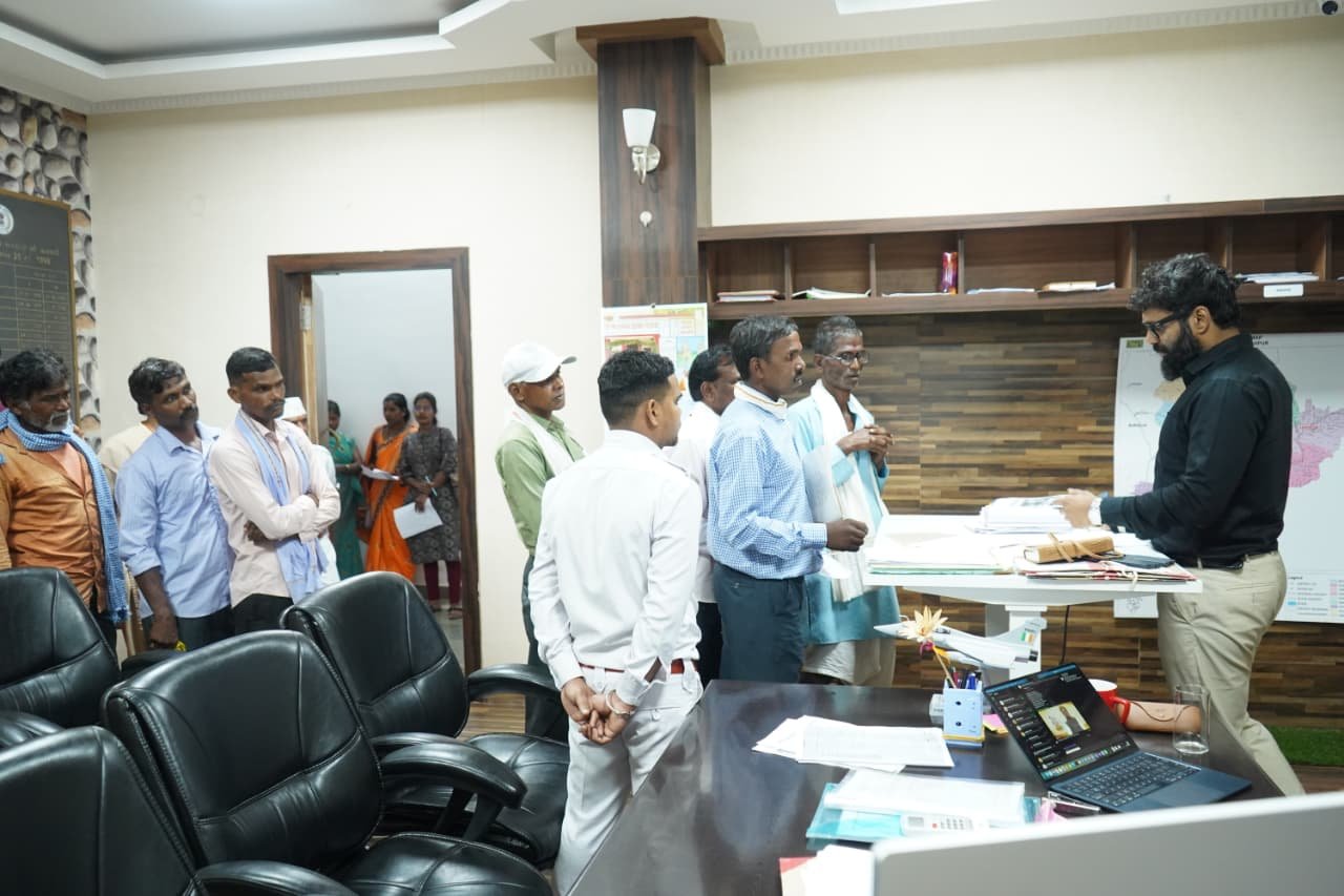 कलेक्टर रोहित व्यास ने जनदर्शन में सुनी आम लोगों की समस्याएं