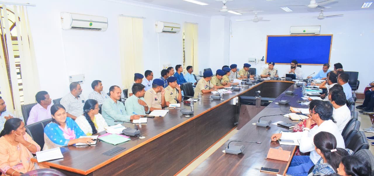 कलेक्टर की अध्यक्षता में जिलास्तरीय सड़क  सुरक्षा समिति की बैठक हुआ आयोजित