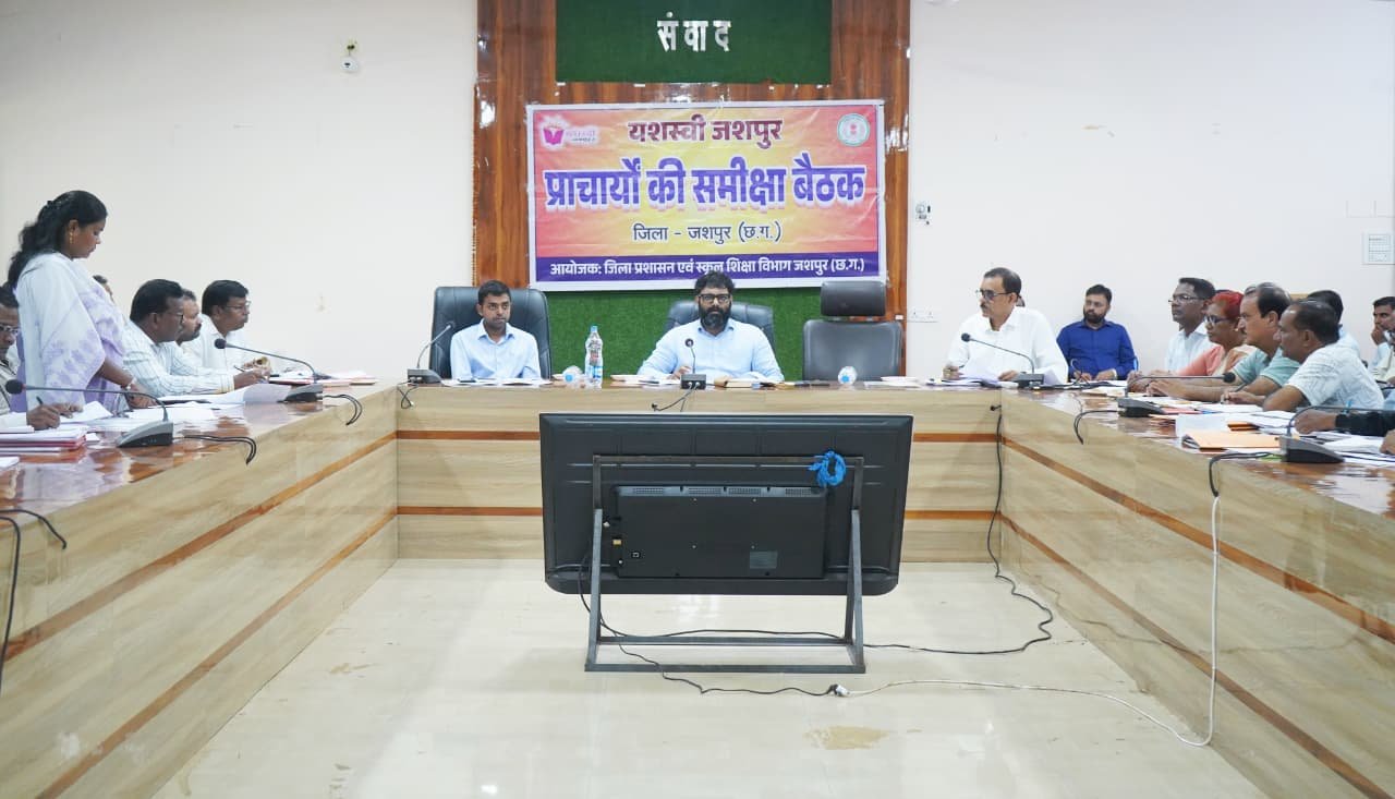 बच्चों को अच्छे परिणामों के साथ विज्ञान के क्षेत्र में आगे आने हेतु करें प्रोत्साहित- कलेक्टर