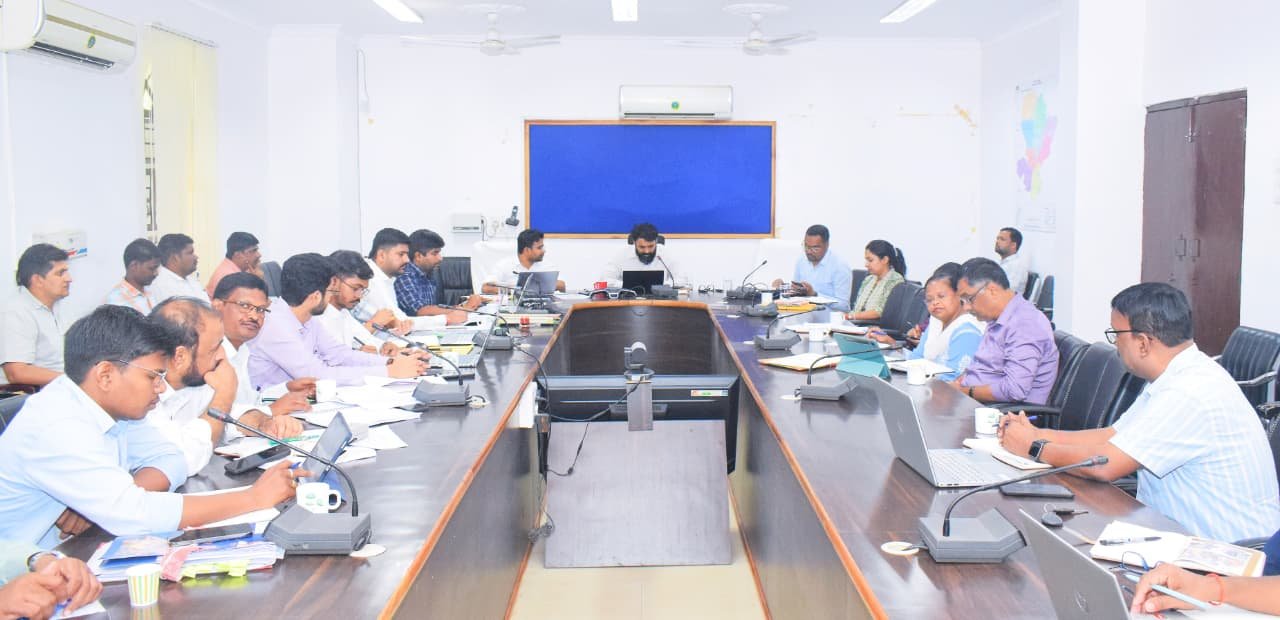 कलेक्टर रोहित व्यास ने जनपद पंचायत और एनआरएलएम विभाग की ली समीक्षा बैठक