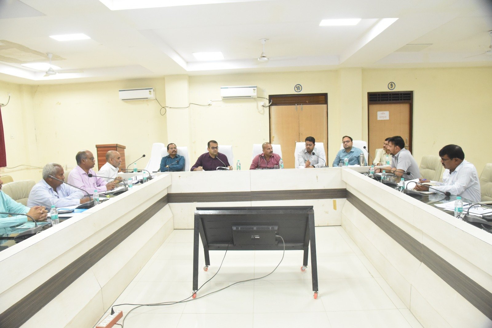 कलेक्टर ने राजस्व अधिकारियों की ली समीक्षा बैठक