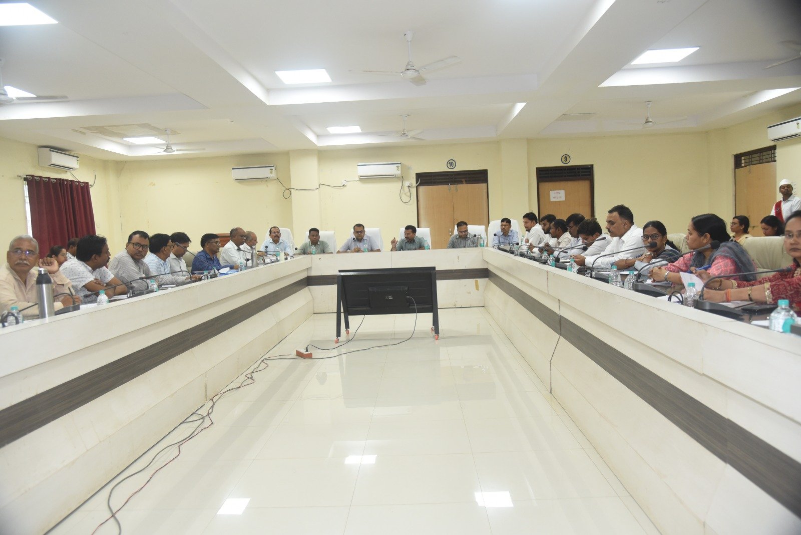 कलेक्टर ने ली साप्ताहिक समय-सीमा बैठक हड़ताल पर सख्ती और योजनाओं के क्रियान्वयन में प्रगति के निर्देश