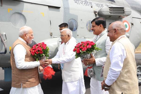 प्रधानमंत्री मोदी का भैंसोला हेलीपैड पर आत्मीय स्वागत