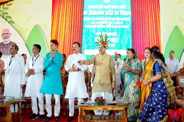 धान उत्पादक किसानों को दीपावली से पहले ही बोनस के रूप में दिया तोहफा : मुख्यमंत्री डॉ. यादव