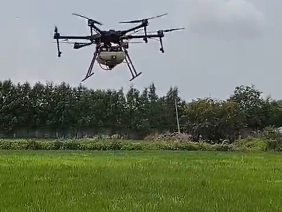 प्रोजेक्ट नैनो- रायपुर जिले में कृषक कर रहे ड्रोन से नैनो उर्वरकों का छिड़काव