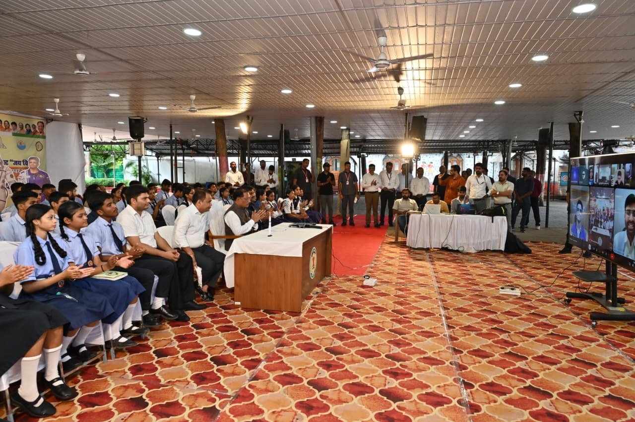 अंतरिक्ष यात्री शुभांशु शुक्ला से जिले के बच्चों का हुआ वर्चुअली संवाद, पूछे बच्चों ने रोचक सवाल