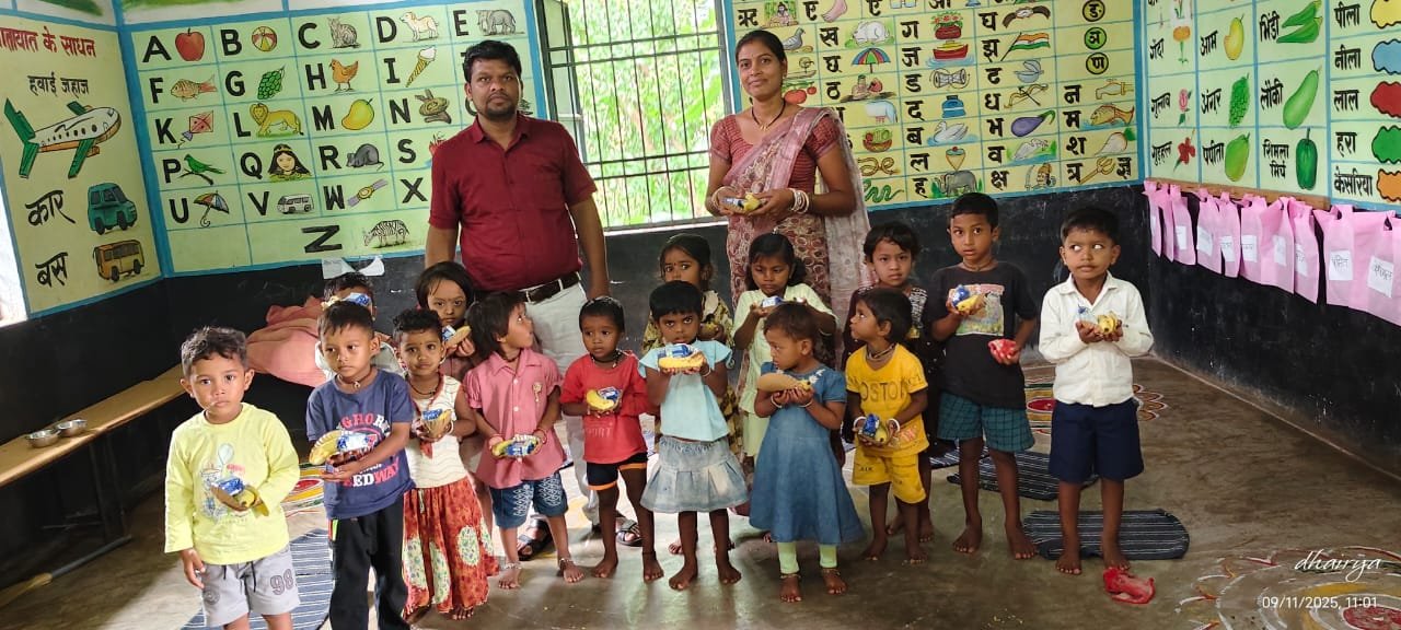 “प्रोजेक्ट आओ बांटे खुशियां” के तहत शासकीय कर्मचारियों ने अपने जन्मदिन पर बच्चों के संग साझा की खुशियां