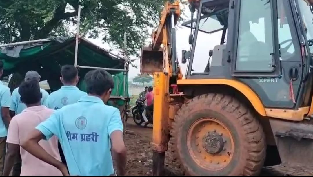 जिला प्रशासन की कार्यवाही: अभनपुर में अवैध अहाते हटाए गए