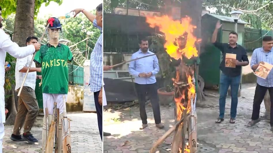 भारत-पाकिस्तान मैच के खिलाफ आप ने दिल्ली में पुतले फूंके, विपक्ष ने किया बॉयकॉट का ऐलान