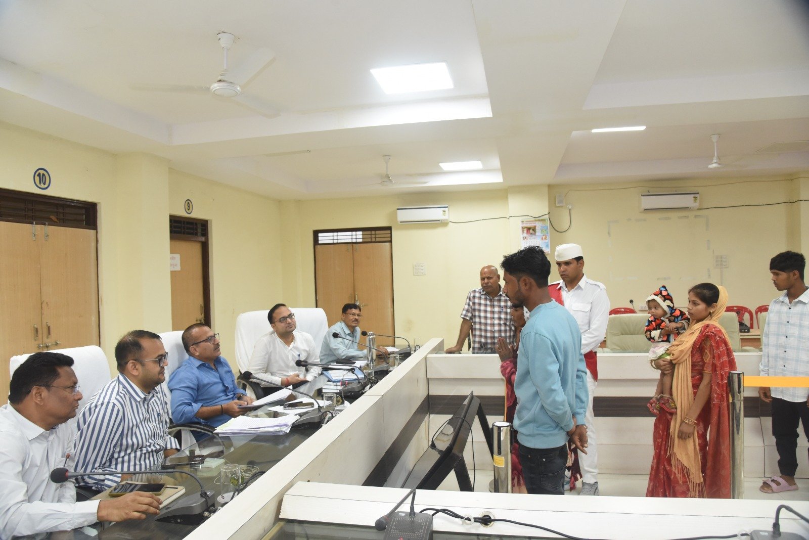 कलेक्टर जनदर्शन में प्राप्त आवेदनों पर कलेक्टर ने दिए तत्काल कार्रवाई के निर्देश