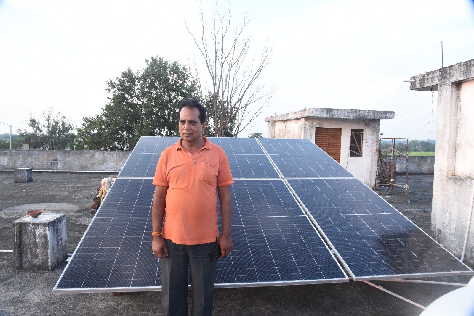 सौर ऊर्जा से आत्मनिर्भर बने लखनपुर के सदानंद गुप्ता, तीन किलोवाट प्लांट से रोजाना 15 यूनिट तक बिजली उत्पादन शासन की डबल सब्सिडी से पीएम सूर्य घर-मुफ्त बिजली योजना का बढ़ रहा रुझान