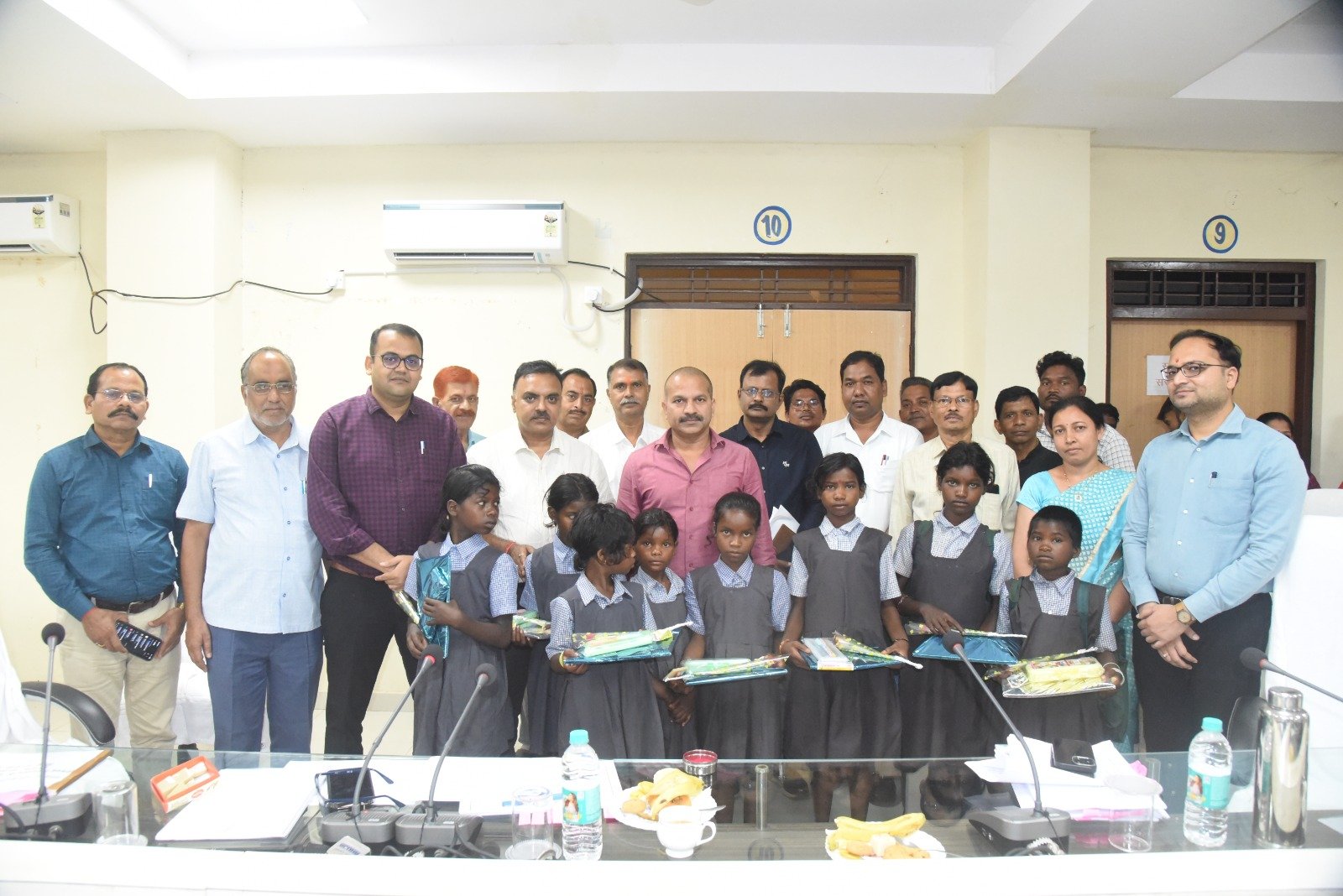 शिक्षा की मुख्यधारा से जुड़े उत्साहित पहाड़ी कोरवा बच्चों ने कलेक्टर से की मुलाकात