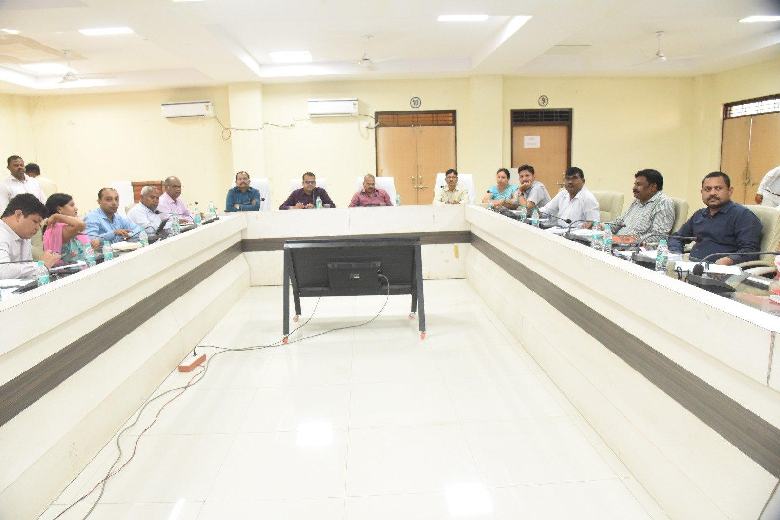 साप्ताहिक समय-सीमा बैठक संपन्न लंबित प्रकरणों के शीघ्र निराकरण के निर्देश