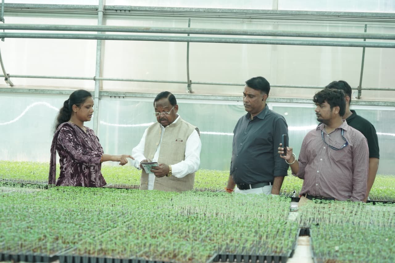 कृषि मंत्री रामविचार नेताम ने सरगुजा जिला प्रवास के दौरान विभागीय अधिकारियों की ली समीक्षा बैठक