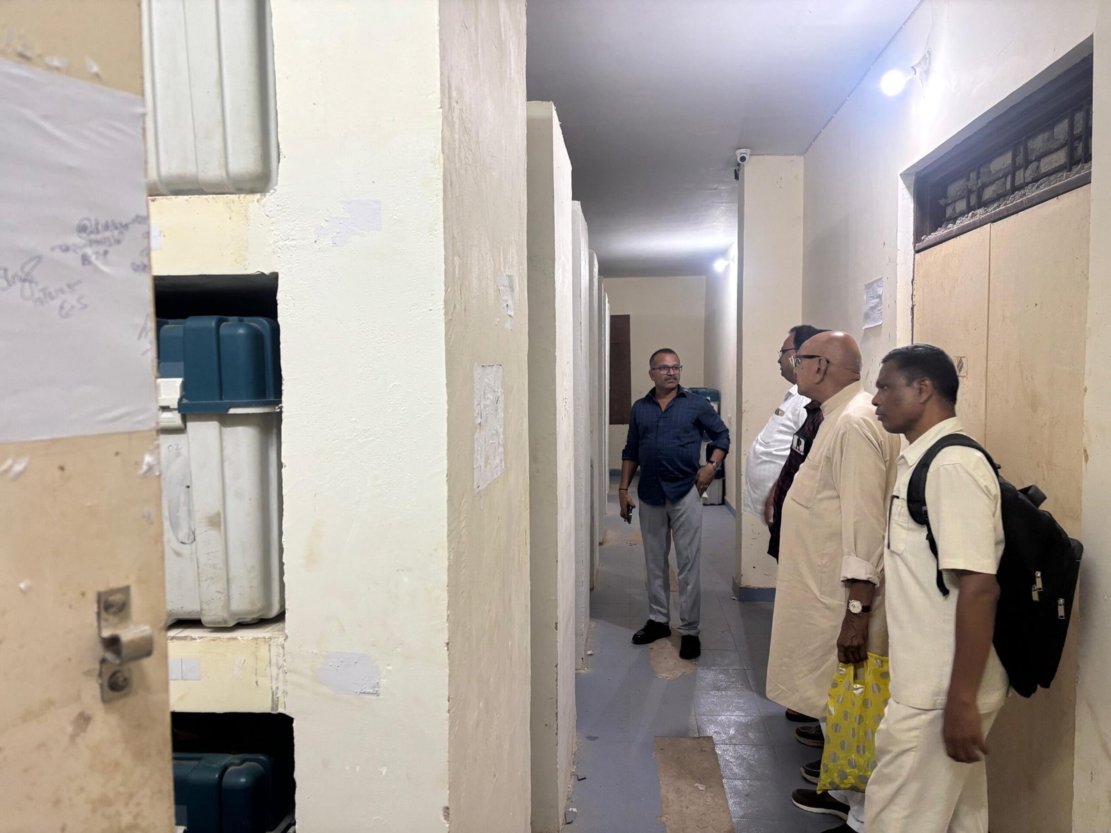 जिला निर्वाचन अधिकारी एवं राजनीतिक दलों के प्रतिनिधियों ने ईवीएम स्ट्रांग रूम का किया निरीक्षण