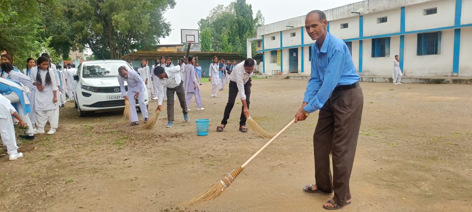 स्वच्छता पखवाड़ा के तहत लखनपुर विद्यालय में साफ-सफाई अभियान, छात्र-छात्राओं ने ली शपथ