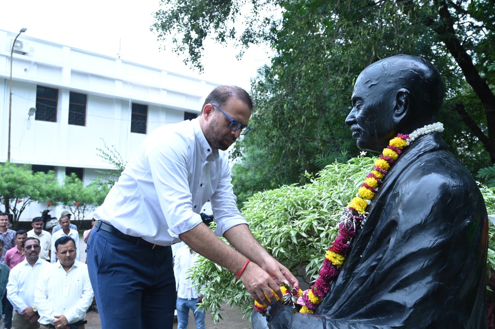 कलेक्टर ने राष्ट्रपिता महात्मा गांधी की प्रतिमा पर माल्यार्पण कर किया नमन