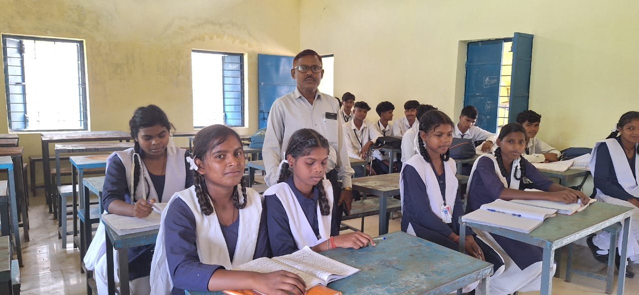 अंतिम छोर के विद्यार्थियों के सपनों को मिला संबल – श्यांग हायर सेकंडरी स्कूल में पहुँचे राजनीति शास्त्र के व्याख्याता